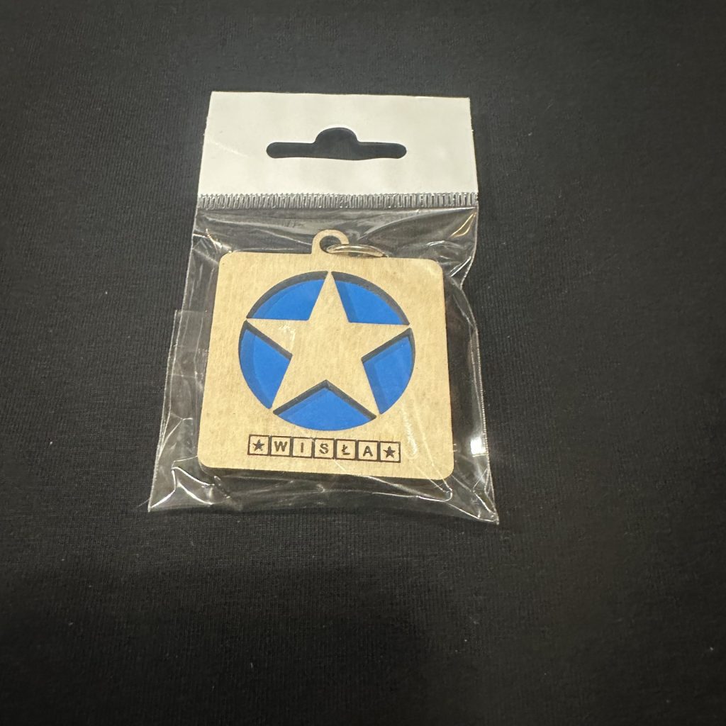 Drewniany brelok gwiazda na niebieskim tle