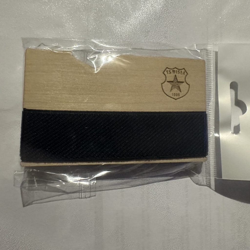 Drewniany portfel na karty bankowe